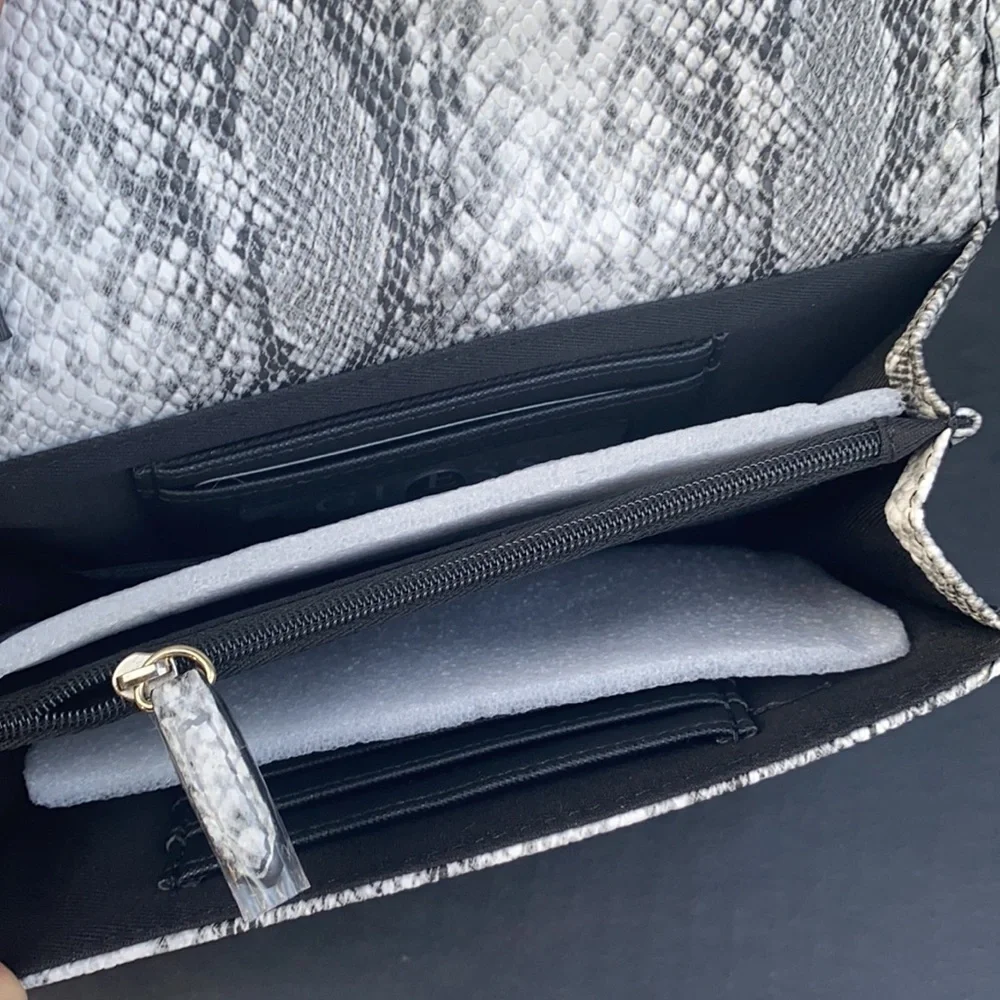 New GUESS Women's Wallet